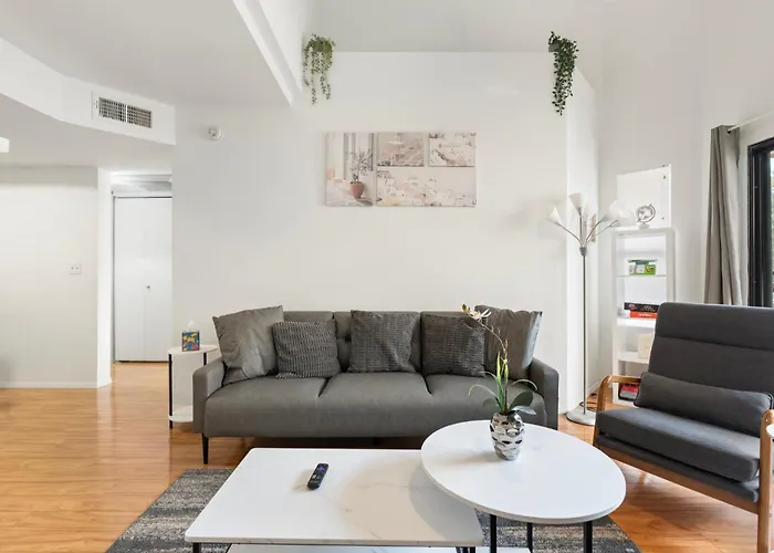 Apartment Mid-century, Two-story With Private Balconies & Pool View Phoenix