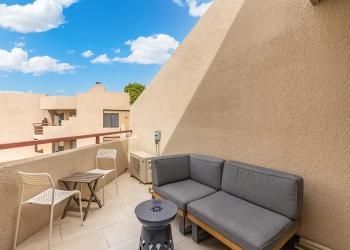 Apartment Mid-century, Two-story With Private Balconies & Pool View