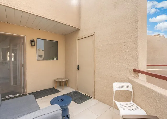 Apartment Mid-century, Two-story With Private Balconies & Pool View