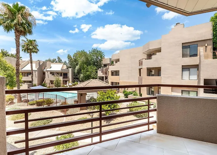Apartment Mid-century, Two-story With Private Balconies & Pool View *