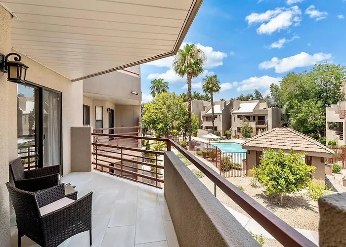 Apartment Mid-century, Two-story With Private Balconies & Pool View Phoenix